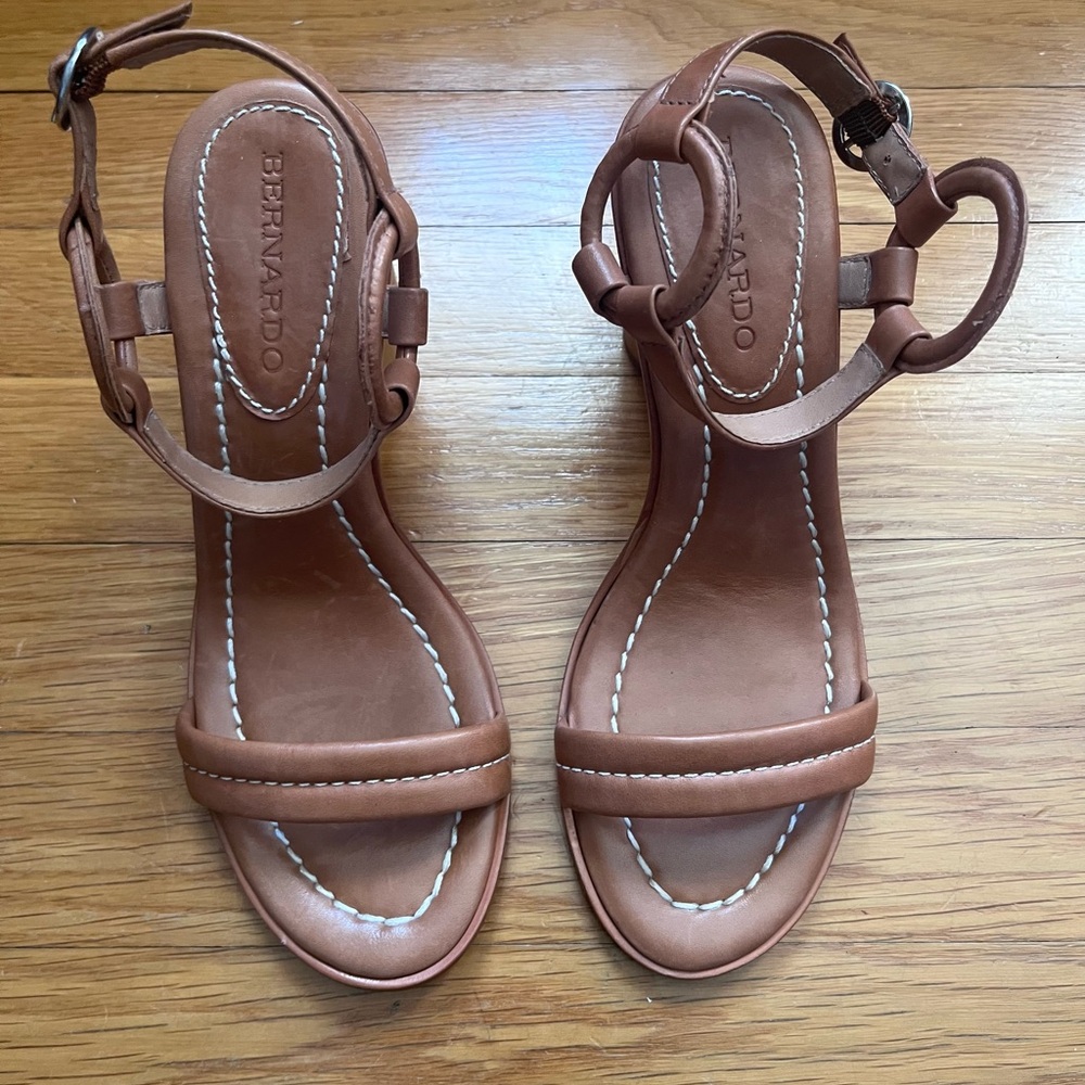 Bernardo Harlow Brown Leather Block Heel Sandals - Size 7 - Picture 3 of 10